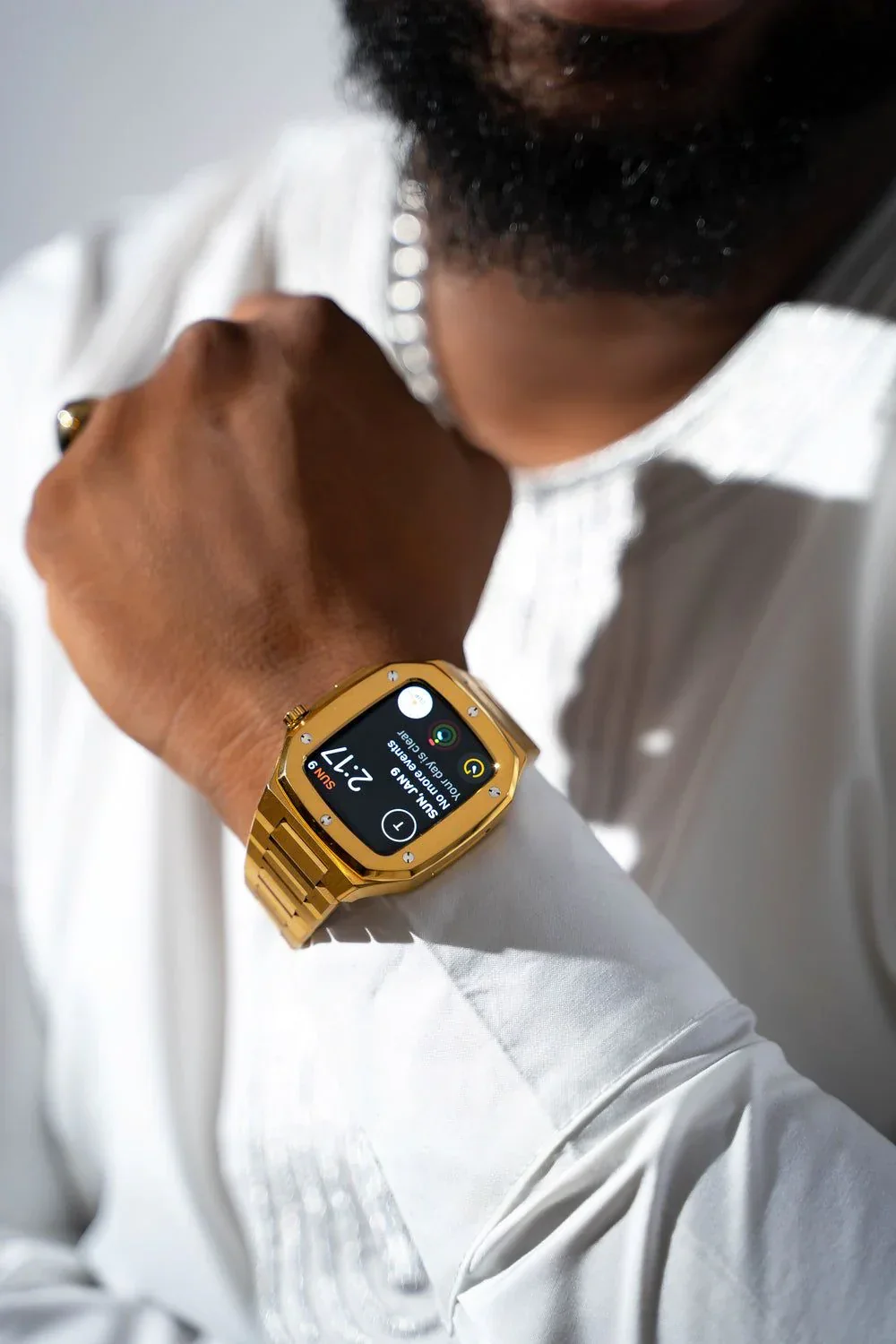 Gold smartwatch case - Image 3