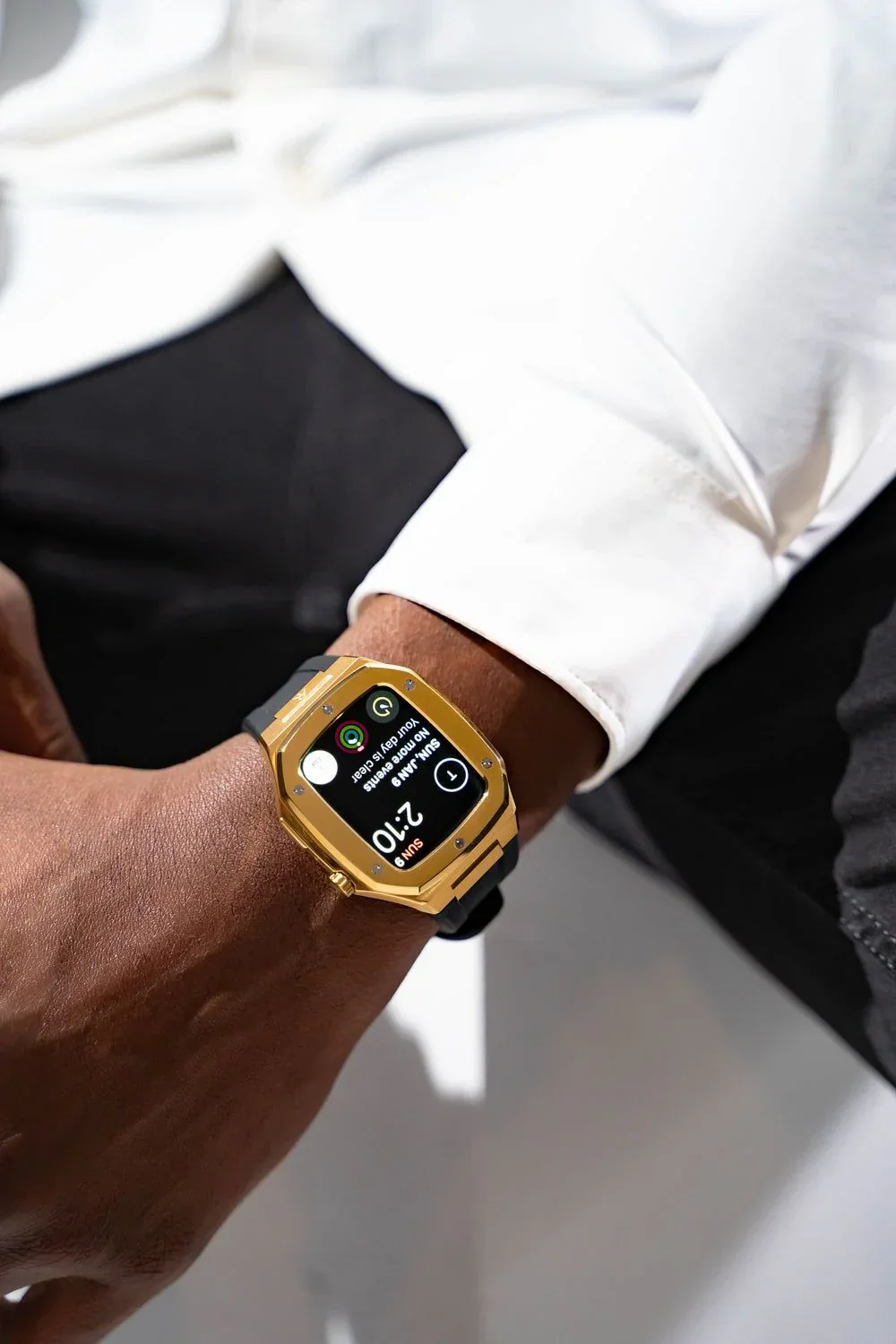 Gold smartwatch case - Image 4
