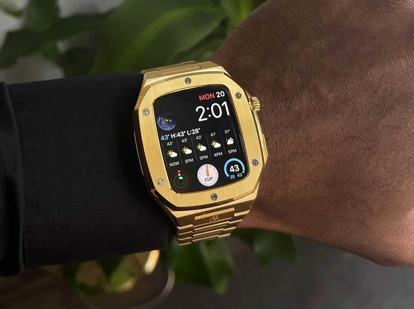 Gold smartwatch case - Image 5